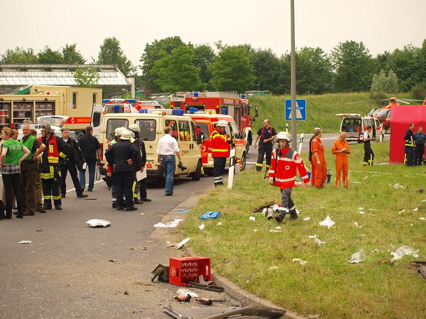 Schwerer Unfall mit Reisebus Lohmar Donrather Dreieck P188.JPG